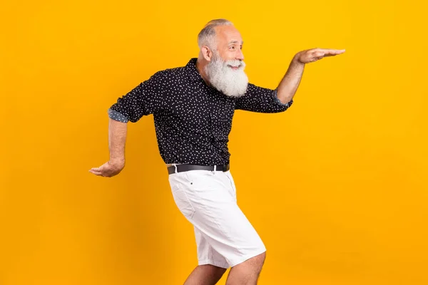 Foto de viejo soñador alegre mirada espacio vacío desgaste traje de verano funky aislado sobre fondo de color amarillo —  Fotos de Stock