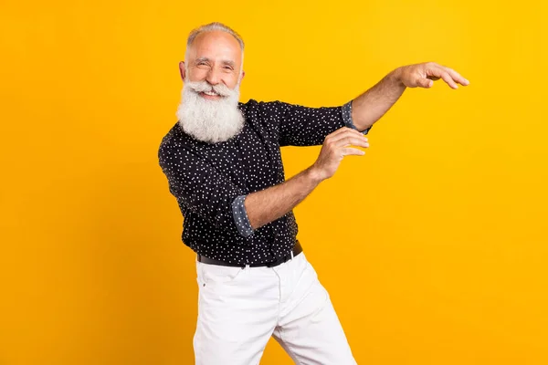 Foto Porträt Mann trägt Hemd lächelnd tanzen auf Party überglücklich isoliert lebendige gelbe Farbe Hintergrund — Stockfoto