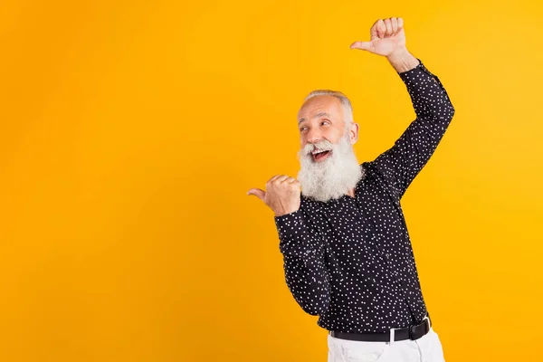 Foto de sueño curioso hombre feliz dedo dedo vacío espacio noticias venta aislado sobre fondo de color amarillo —  Fotos de Stock