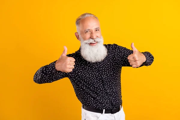 Foto de alegre feliz hombre positivo mostrar pulgares arriba buen humor de acuerdo aislado en el fondo de color amarillo — Foto de Stock