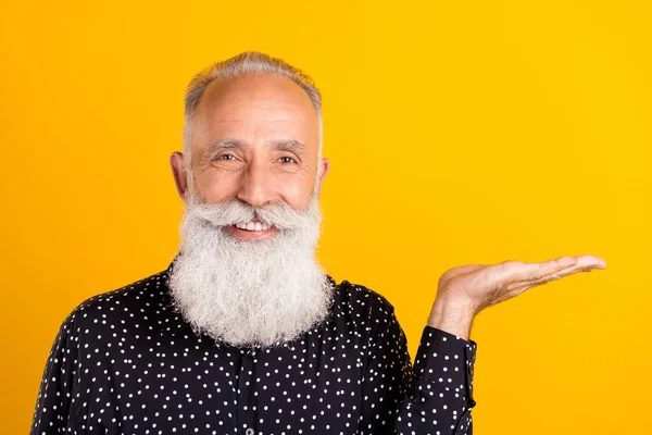 Foto de alegre viejo feliz hombre de la mano espacio vacío buen humor disfrutar de la sonrisa aislado en el fondo de color amarillo — Foto de Stock