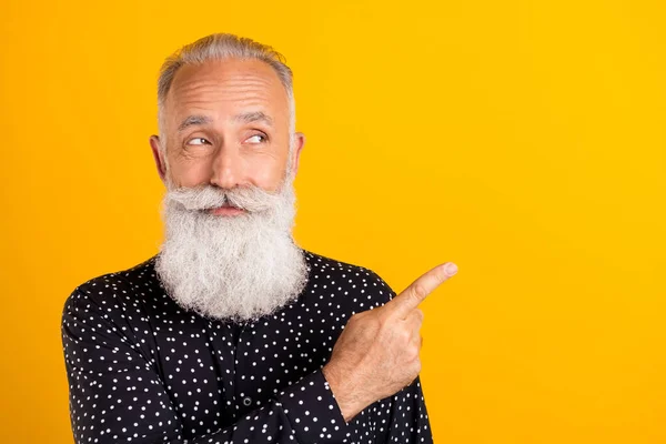 Photo portrait bearded man wearing shirt smiling showing finger copyspace isolated bright yellow color background — Stock Photo, Image
