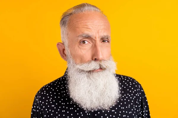Φωτογραφία του ηλικιωμένου γοητευτικός άνθρωπος ύποπτος εξετάσουμε σας ενδιαφέρει ερώτηση απομονώνονται σε λάμψη κίτρινο χρώμα φόντο — Φωτογραφία Αρχείου