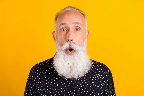 Photo of cheerful amazed shocked old man news sale face reaction discount isolated on yellow color background — Stock Photo, Image