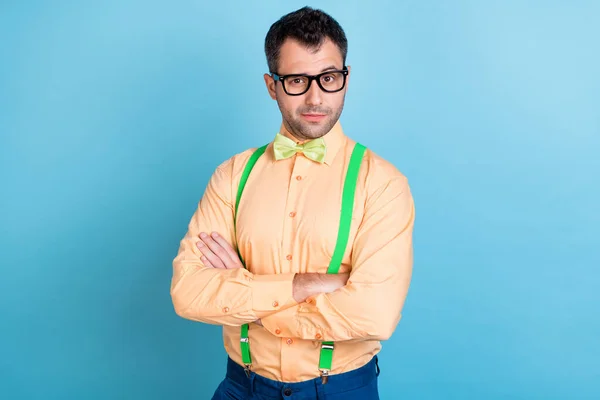 Foto de jovem bonito homem sério dobrado mãos formalwear camisa bege isolado sobre fundo de cor azul — Fotografia de Stock