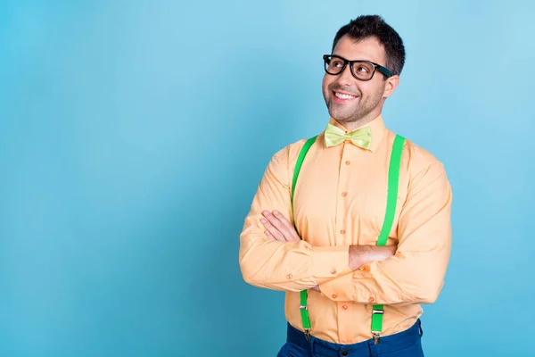 Foto de ceo morena jovem olhar espaço vazio usar óculos de camisa de pêssego isolado no fundo de cor azul — Fotografia de Stock