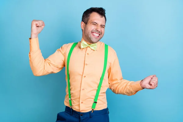 Foto di divertenti bruni mani uomo pugni indossare camicia pesca isolato su sfondo di colore blu — Foto Stock