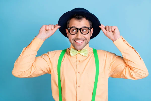 Foto do cara sonhador inteligente olhar espaço vazio desgaste chapéu especificações verde suspensórios camisa arco gravata isolado azul cor fundo — Fotografia de Stock