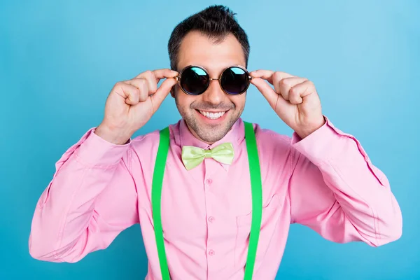 Foto de legal morena penteado jovem usar óculos camisa rosa isolado no fundo de cor azul — Fotografia de Stock