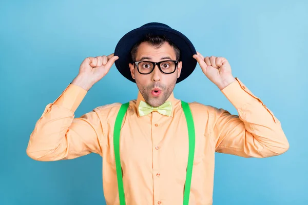 Foto de cara funky wow venda boca aberta desgaste chapéu especificações verde suspensórios camisa arco gravata isolado azul cor fundo — Fotografia de Stock