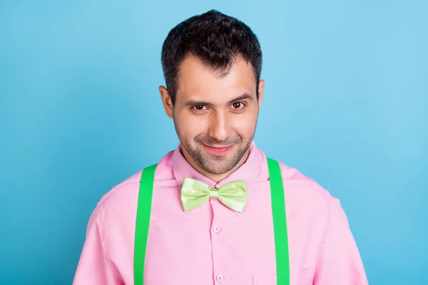 Foto de gracioso peinado moreno hombre look desgaste rosa camisa aislada sobre fondo de color azul —  Fotos de Stock