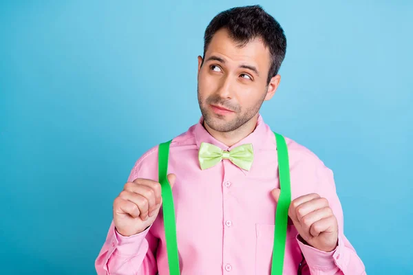 Foto de mente inteligente cara pensar pensamentos desgaste verde suspensórios camisa arco gravata isolado azul cor fundo — Fotografia de Stock