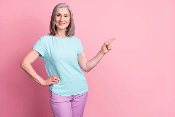 Foto van koele vlier grijs kapsel dame punt lege ruimte dragen teal blouse geïsoleerd op roze kleur achtergrond — Stockfoto