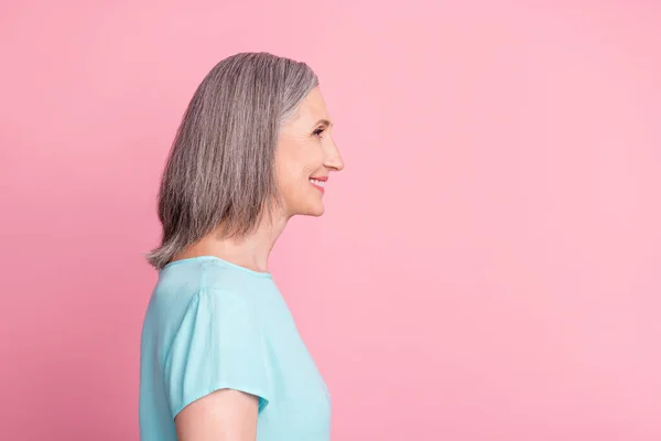 Profil fotó aranyos idősebb szürke frizura hölgy néz üres tér kopás kék blúz elszigetelt rózsaszín szín háttér — Stock Fotó