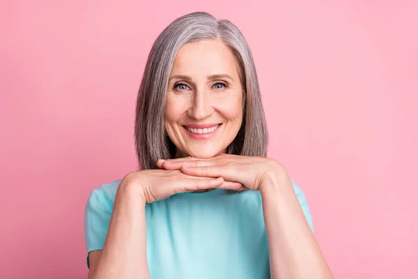 Foto van mooie oude grijze haardos vrouwenhanden gezicht dragen blauwe blouse geïsoleerd op roze kleur achtergrond — Stockfoto