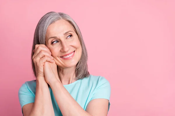 Foto de lindo anciano gris peinado señora mirada espacio vacío desgaste blusa azul aislado sobre fondo de color rosa — Foto de Stock