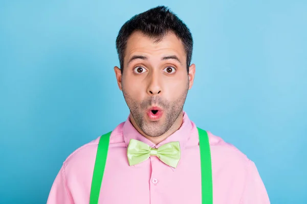 Photo of amazed shocked guy open mouth wear green suspenders pink shirt bow tie isolated blue color background — Stock Photo, Image