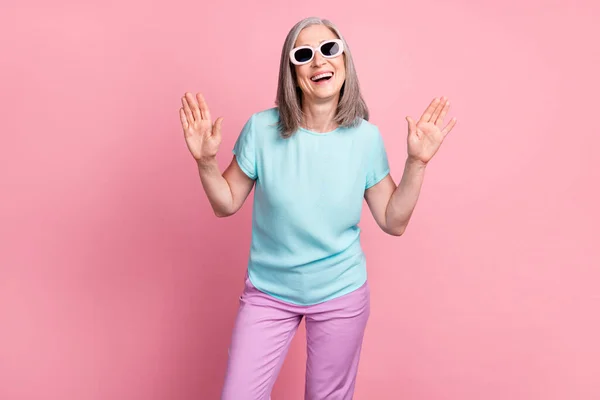 Foto do funky envelhecido branco cabelo senhora desgaste óculos teal blusa calças isoladas no fundo cor-de-rosa — Fotografia de Stock