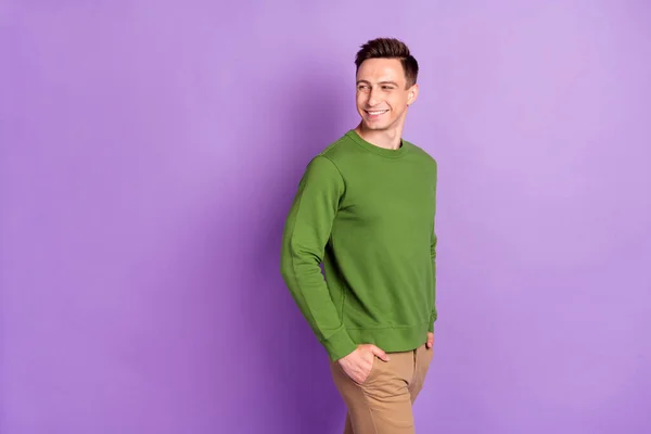 Профиль фото тысячелетия смешной брюнет парень выглядеть пустой космос носить свитер изолирован на фиолетовом фоне — стоковое фото