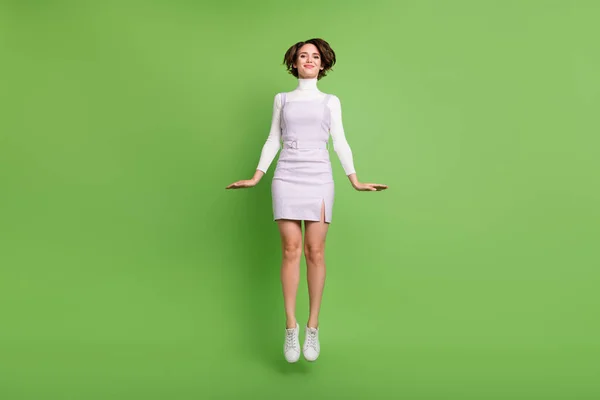 Full längd kropp storlek foto flicka hoppar upp leende glad isolerad pastell grön färg bakgrund — Stockfoto