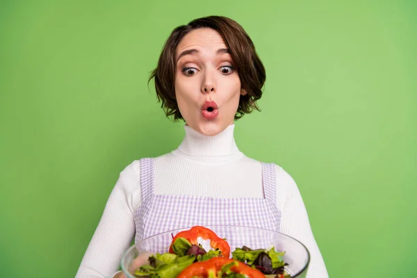 Foto de menina surpreendida olhar chocado salada dieta perda de peso vegetariano isolado sobre fundo de cor verde — Fotografia de Stock