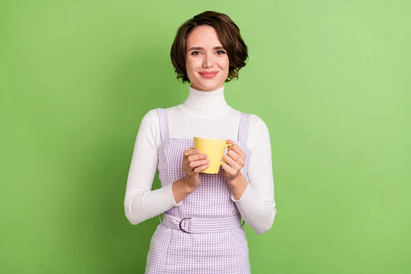 Fényképezés portré nő mosolygó ivás kávé szünet elszigetelt pasztell zöld szín háttér — Stock Fotó