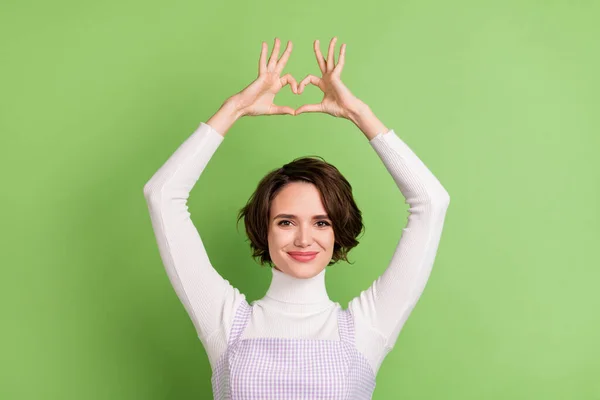 Foto da jovem mulher feliz sorriso positivo mostrar dedos coração amor símbolo isolado sobre cor verde fundo — Fotografia de Stock
