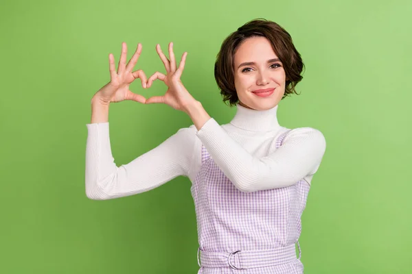 Foto ritratto donna mostrando a forma di cuore segno dita sulla data isolato colore verde pastello sfondo — Foto Stock