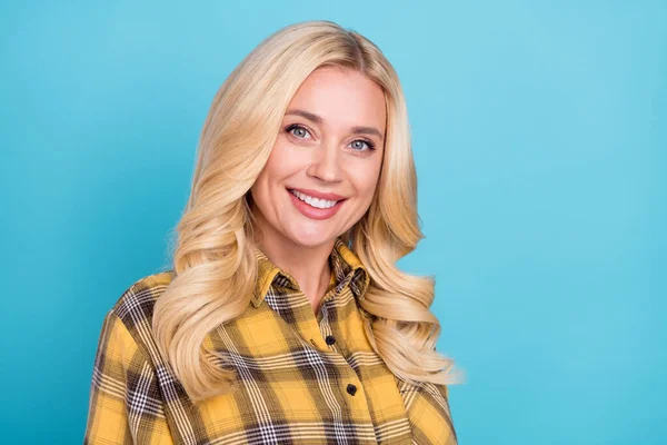 Portret van aantrekkelijke vrolijke glans golvend-harige vrouw dragen gecontroleerd shirt goed humeur geïsoleerd over helder blauwe kleur achtergrond — Stockfoto