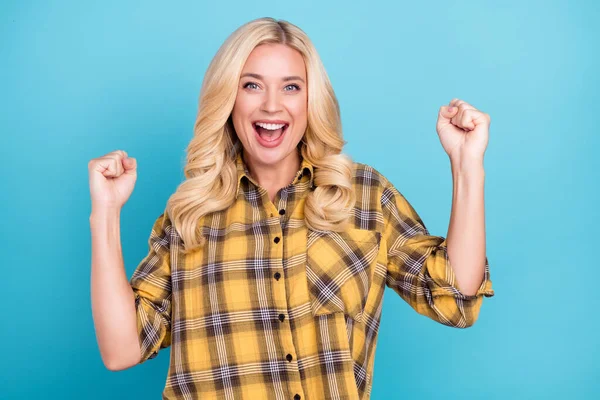 Retrato de atractiva mujer rubia alegre de pelo ondulado regocijándose divirtiéndose aislado sobre fondo de color azul brillante — Foto de Stock