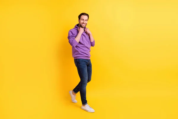 Full size profil boczny zdjęcie młodego człowieka szczęśliwy pozytywny uśmiech go spotkanie fix bluza izolowane nad żółtym tle kolor — Zdjęcie stockowe