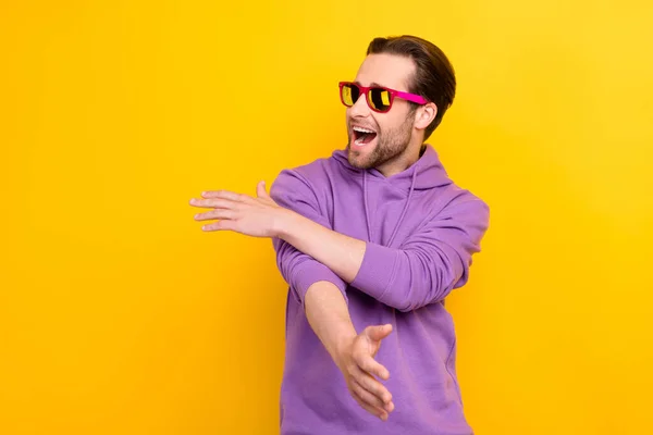 Foto de hombre joven feliz sonrisa positiva bailarina fiesta cluber mirada fresca espacio vacío aislado sobre fondo de color amarillo — Foto de Stock
