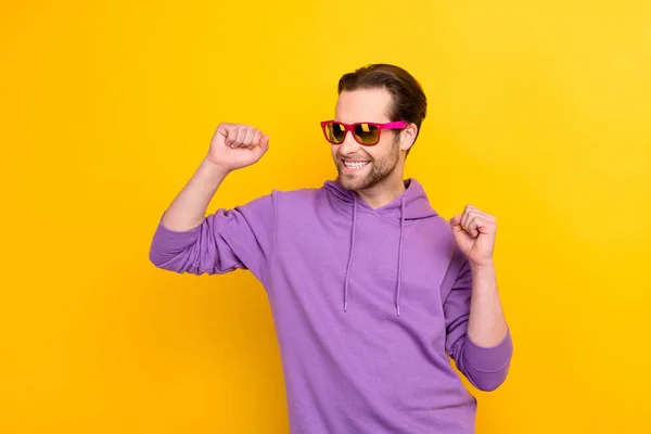 Photo de jeune homme joyeux heureux sourire positif ont fête de danse amusant isolé sur fond de couleur jaune — Photo