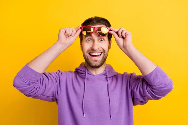 Photo de jeune homme excité étonné choqué heureux sourire positif ahnds lunettes tactiles isolé sur fond de couleur jaune — Photo