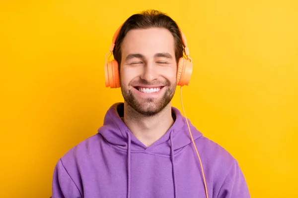 Foto do jovem feliz sorriso positivo desfrutar ouvir fones de ouvido música isolada sobre fundo de cor amarela — Fotografia de Stock