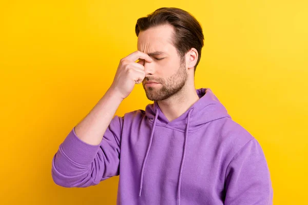 Foto del lado del perfil de un hombre joven mano tacto nariz puente dolor sufren mal aislado sobre fondo de color amarillo — Foto de Stock