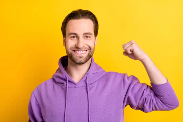 젊은 남성의 행복 한 긍정적 인 미소 사진은 노란색 배경 위에 고립된 강력 한 육체미 운동을 보여 줍니다. — 스톡 사진