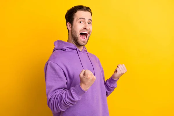 Foto di allegro ragazzo positivo gridare obiettivo gioire celebrare la vittoria indossare felpa viola isolato colore giallo sfondo — Foto Stock