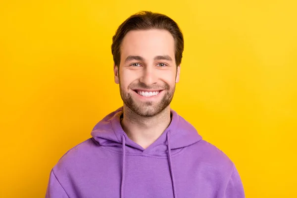 Foto de alegre positivo guapo barbudo chico toothy radiante sonrisa usar sudadera con capucha púrpura aislado color amarillo fondo — Foto de Stock