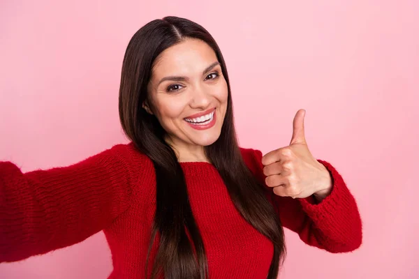 Foto di funky signora bruna fare selfie spettacolo pollice su usura pullover rosso isolato su sfondo di colore rosa — Foto Stock