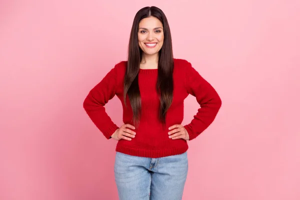 Foto von netten brünetten Dame tragen roten Pullover Jeans isoliert auf rosa Hintergrund — Stockfoto
