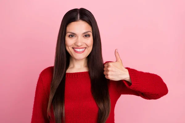 Foto de senhora morena legal mostrar polegar até usar camisola vermelha isolada no fundo cor-de-rosa — Fotografia de Stock