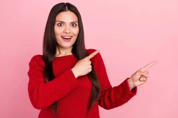 Bild av imponerad brunett dam punkt tomt utrymme bära röd pullover isolerad på rosa färg bakgrund — Stockfoto