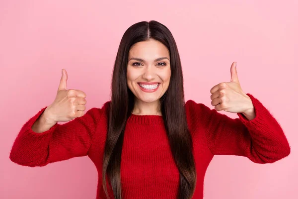 Foto de morena legal senhora polegar para cima desgaste pulôver vermelho isolado no fundo cor-de-rosa — Fotografia de Stock