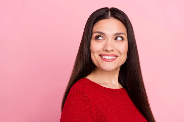Fotografie pozitivní mladá šťastná dáma vypadat prázdný prostor dobrá nálada nosit červený jumper izolované na růžové barevné pozadí — Stock fotografie