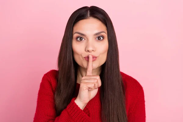 Foto av glad positiv ung kvinna hålla finger mun läppar tyst skvaller hemlighet isolerad på pastell rosa färg bakgrund — Stockfoto