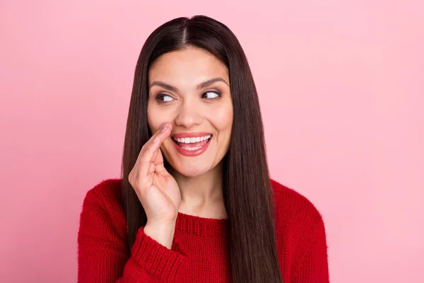 Foto de astúcia sonhador engraçado menina palma boca falar olhar vazio espaço desgaste vermelho pulôver isolado cor rosa fundo — Fotografia de Stock