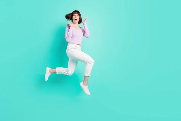 Full längd kropp storlek foto kvinna chockad förvånad hoppa upp isolerade ljusa teal färg bakgrund — Stockfoto