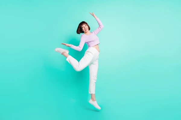 전체 몸길이 사진 여자 펑키 우아하게 격리 된 활기차고 선명 한 색상 배경 위로 점프 — 스톡 사진