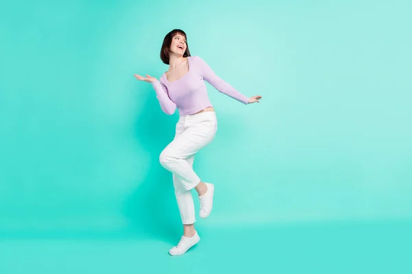 Longitud completa cuerpo tamaño foto mujer feliz alegre bailando en partido buscando copyspace aislado vívido color verde azulado fondo — Foto de Stock